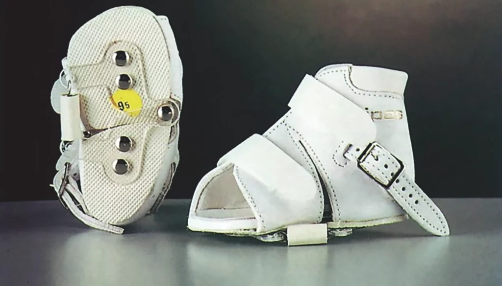 Chaussures orthopédiques blanches pour enfant avec maintien du pied et de la cheville