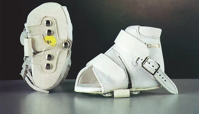 Chaussures orthopédiques blanches pour enfant avec maintien du pied et de la cheville