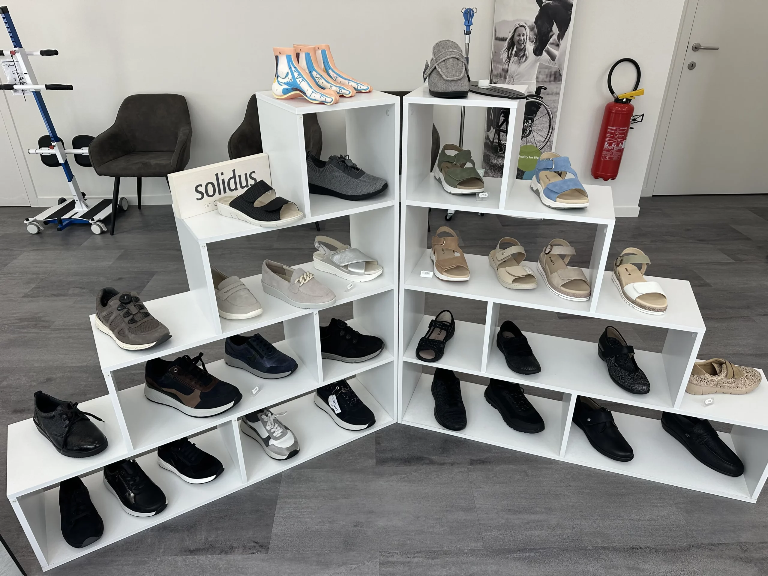 Présentation de chaussures orthopédiques confort en magasin