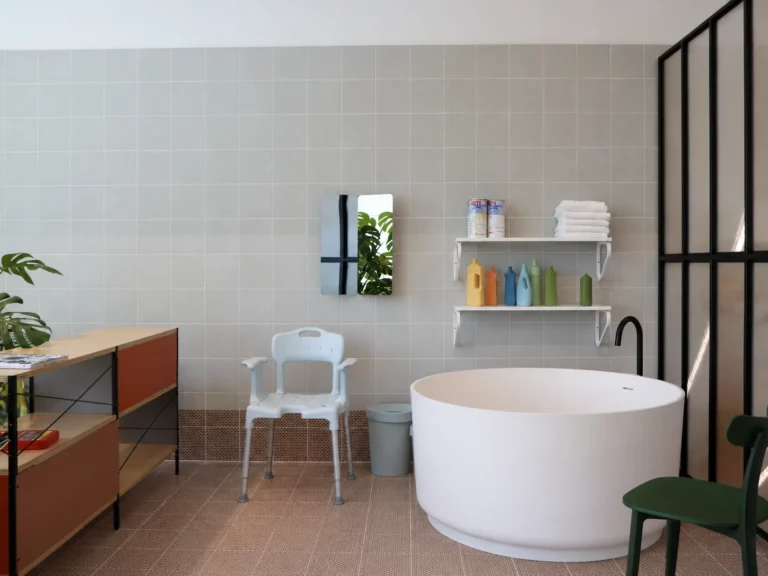 Chaise de douche réglable avec accoudoirs pour confort et sécurité dans la salle de bain