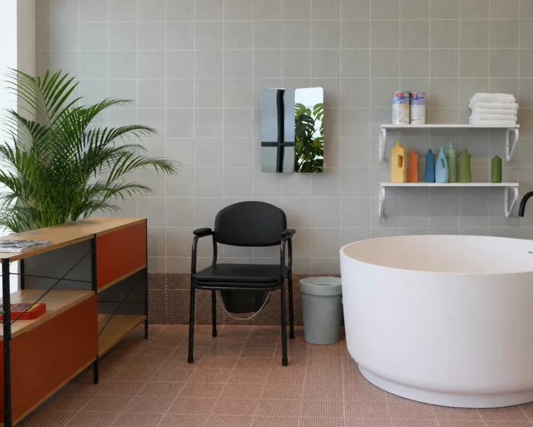 Chaise percée avec accoudoirs et dossier pour confort et sécurité au quotidien