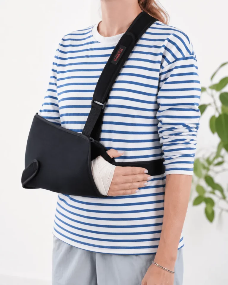 Écharpe coude au corps Kinetec pour immobilisation de l’épaule et maintien du bras