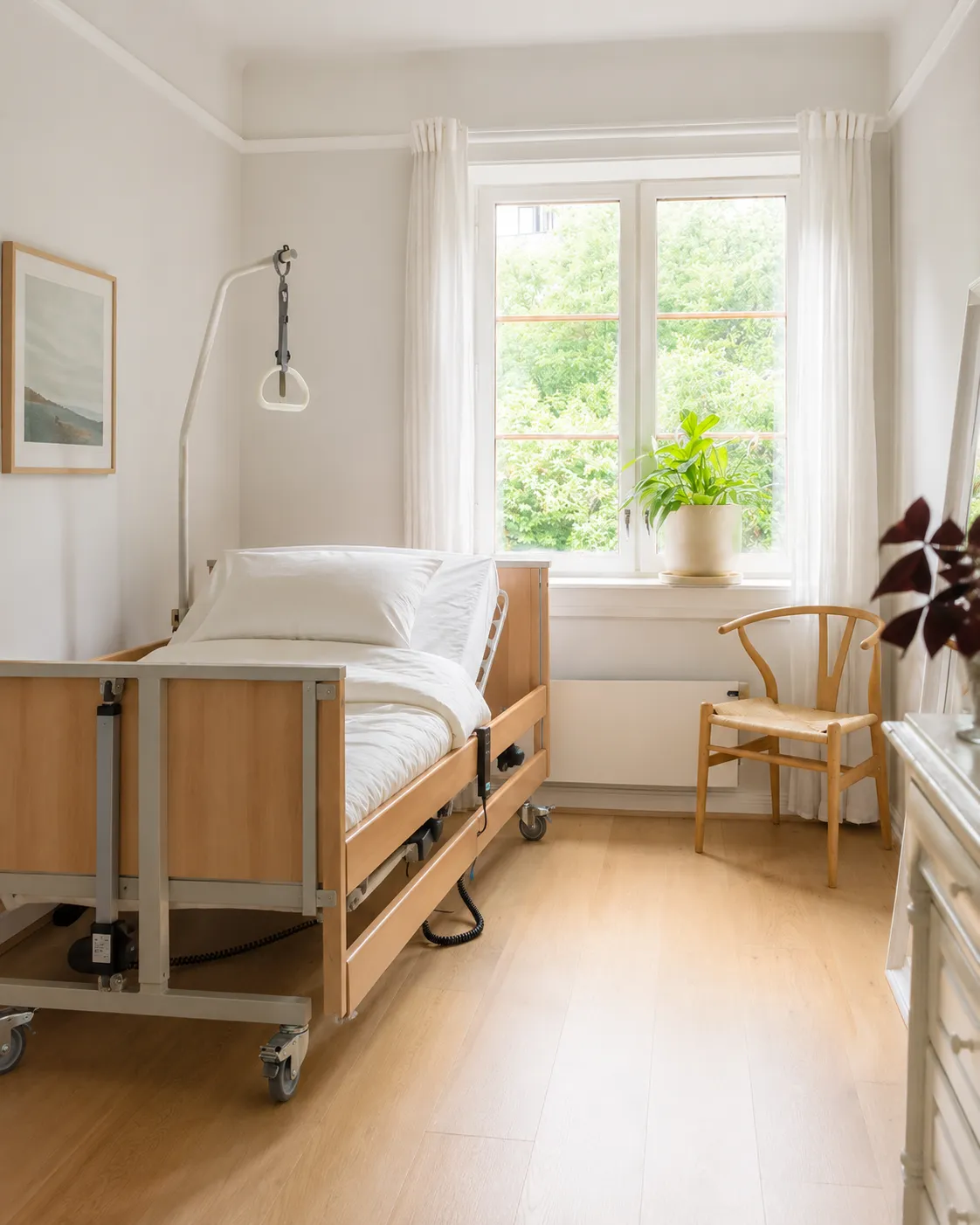 Lit médicalisé électrique avec barrières latérales et relève-buste