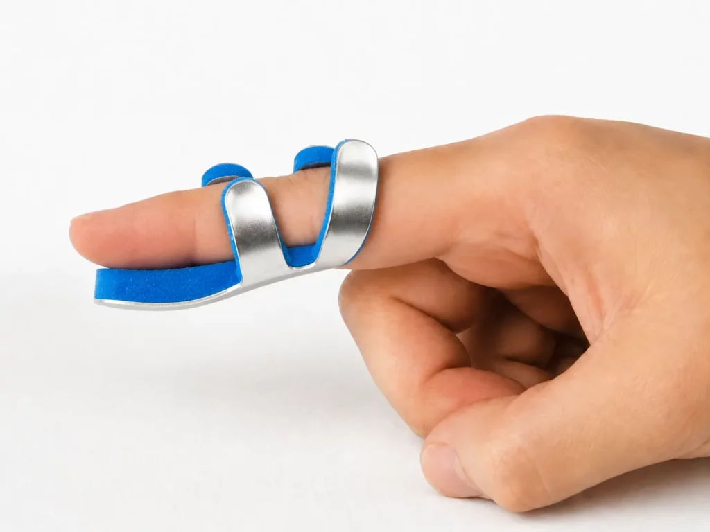Attelle de doigt avec orthèse de maintien pour immobilisation du doigt