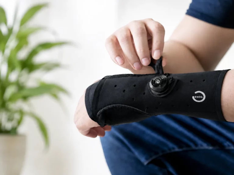 Orthèse de poignet BOA noire pour maintien et stabilisation du poignet, vue de profil