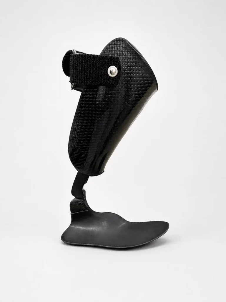 Orthèse releveur de pied en carbone pour améliorer la marche et soutenir la cheville