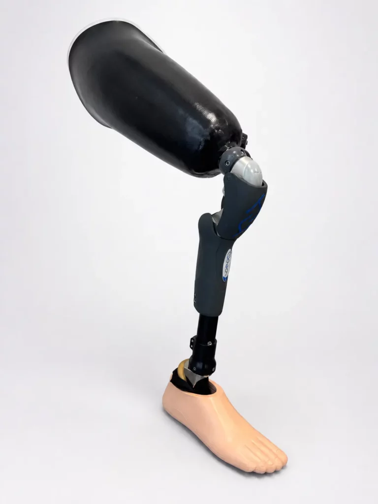 Prothèse fémorale articulée sur mesure avec genou prothétique et pied prothétique
